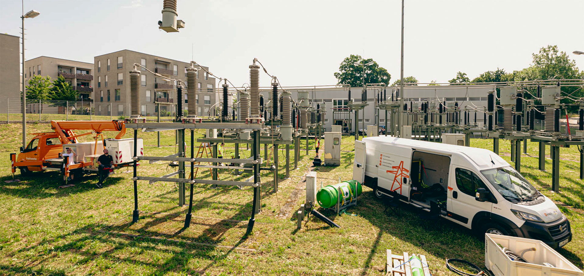 Before disassembling high voltage installations, SF6 gas has to be evacuated and regenerated