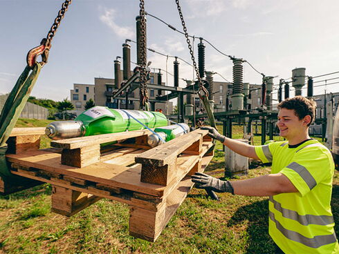 Used SF6 gas is pumped into SF6 gas tanks for transportation to our regeneration plant