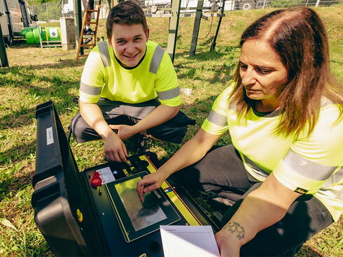 The quality of the evacuated SF6 gas is measured with a Synecom Analyzer