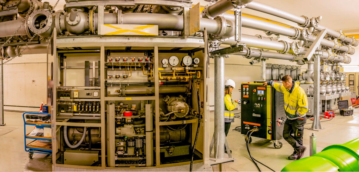 A gas-isolated switchgear is prepared for the dismantling of the GIS system by extracting the SF6 gas